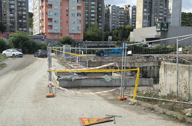 zgrada na cesti u naselju Irac u Tuzli