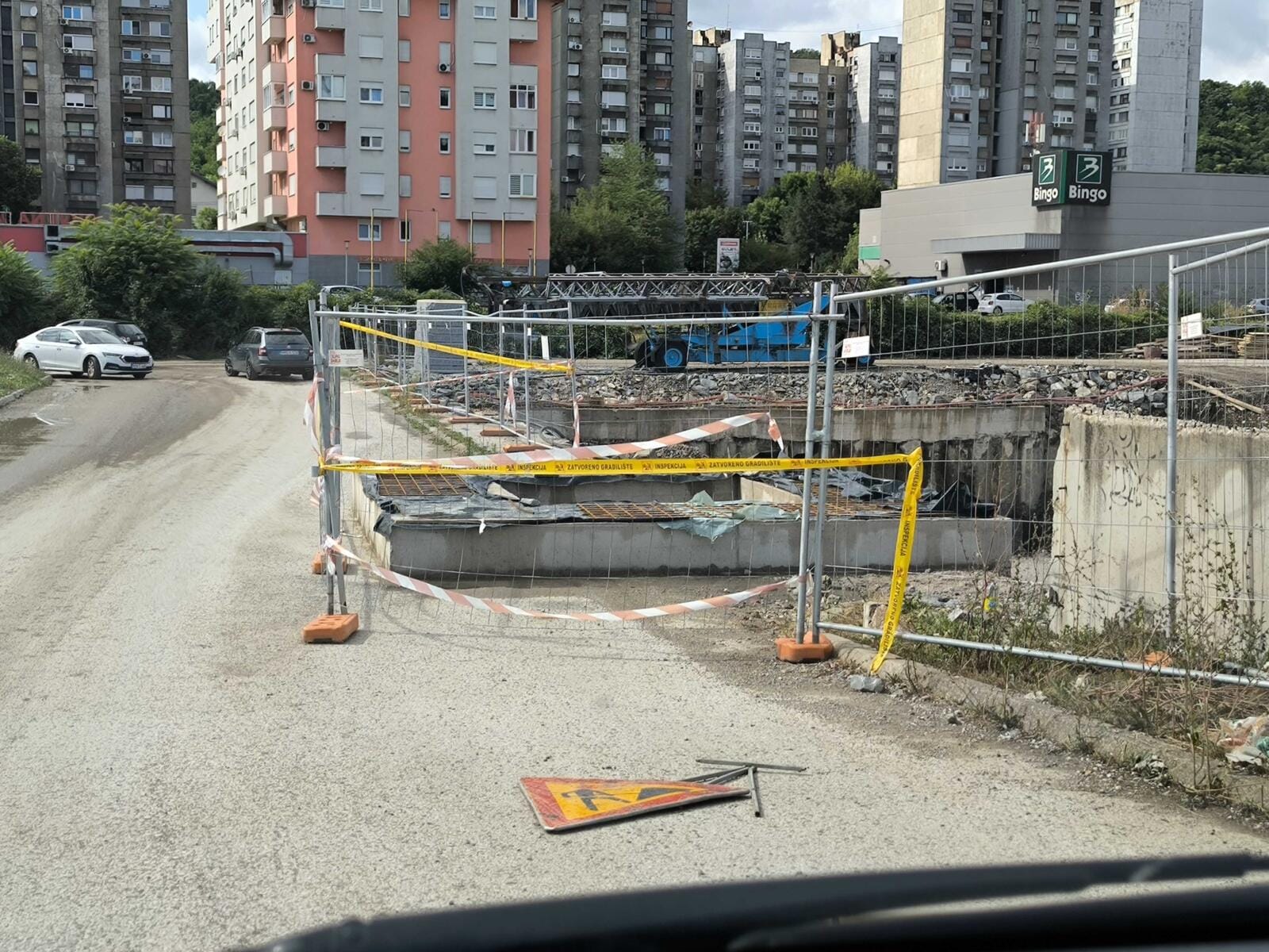 zgrada na cesti u naselju Irac u Tuzli