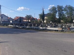 Prije nekoliko godina podignuta zaštitna bankina, kako bi se barem djelimično spriječila dodatna šteta unutar groblja. Foto: Facebook