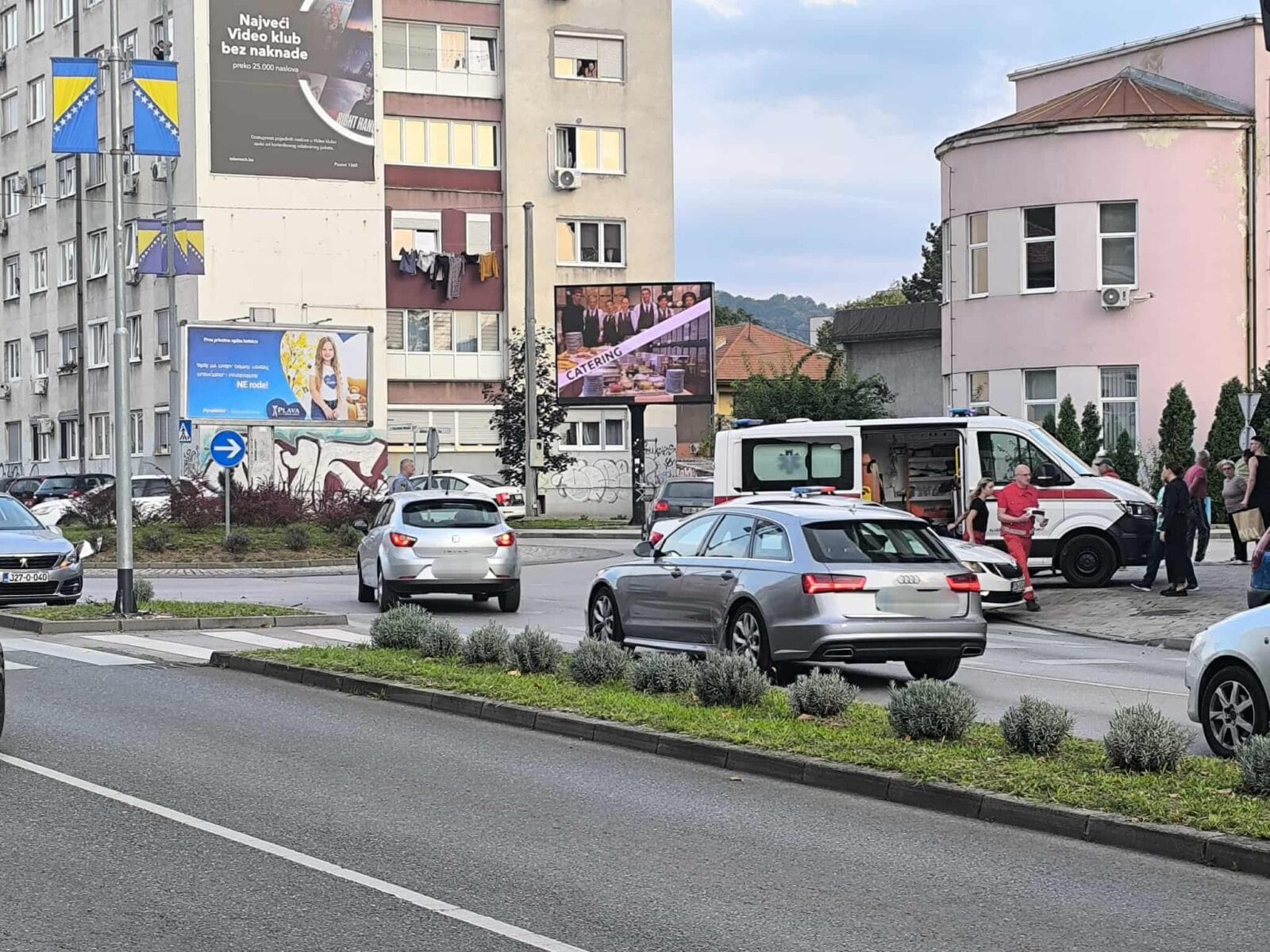 94c5614f-582a-494e-be51-235f78c2c20f Saobraćajna nesreća na kružnom toku Tenis u Tuzli