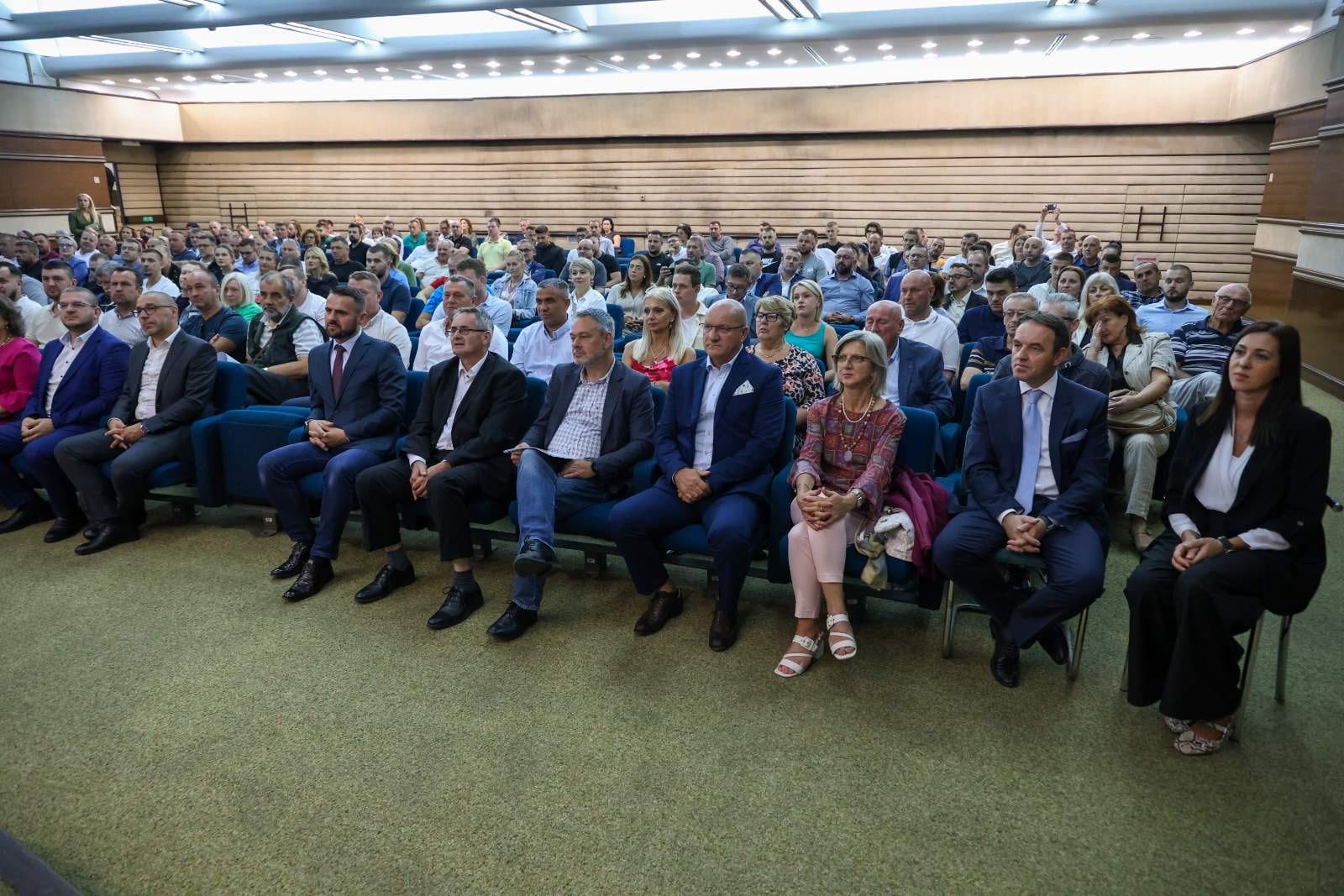 ugovori za povratnike Potpisani ugovori za očuvanje radnih mjesta povratnika u RS