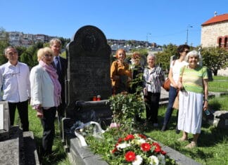 Klub žena "Miss Irby" SPKD "Prosvjeta", Nacionalna i univerzitetska biblioteka Bosne i Hercegovine i Britanska ambasada Sarajevo danas su zajedno obilježili godišnjicu smrti Adeline Pauline Irby, poznatije kao Miss Irby.
