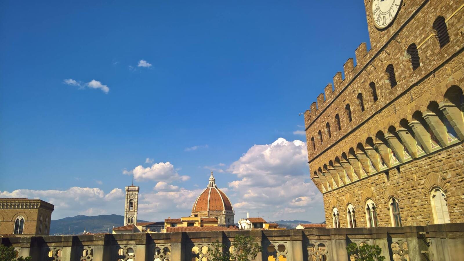 U vagonu gdje se vraćamo sebi, Panorama Firence s kupolom Duoma i Palazzo Vecchijem pod plavim nebom