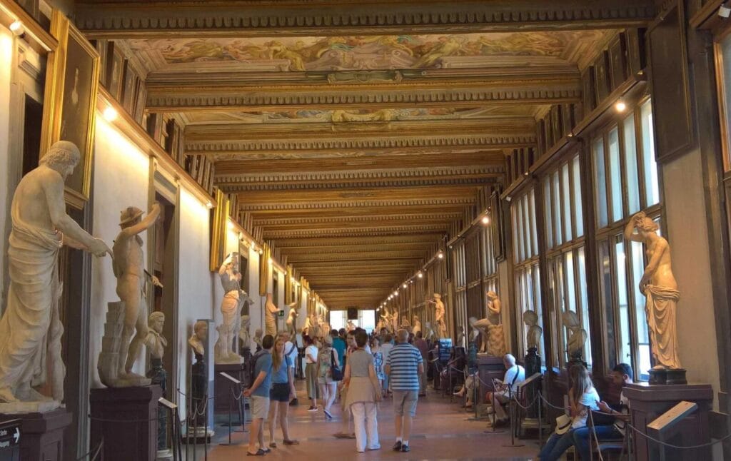 U vagonu gdje se vraćamo sebi, Hodnik galerije Uffizi u Firenci sa skulpturama i oslikanim plafonom