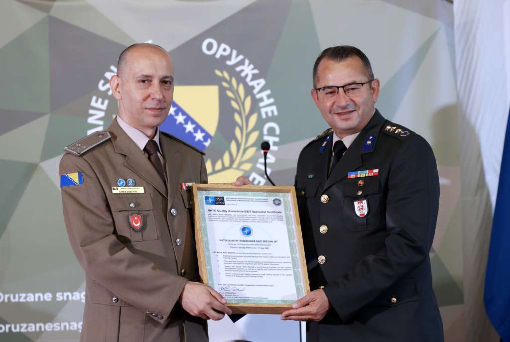Pukovniku Ameru Rikoviću dodijeljena NATO akreditacija i Medalja za vojne zasluge
