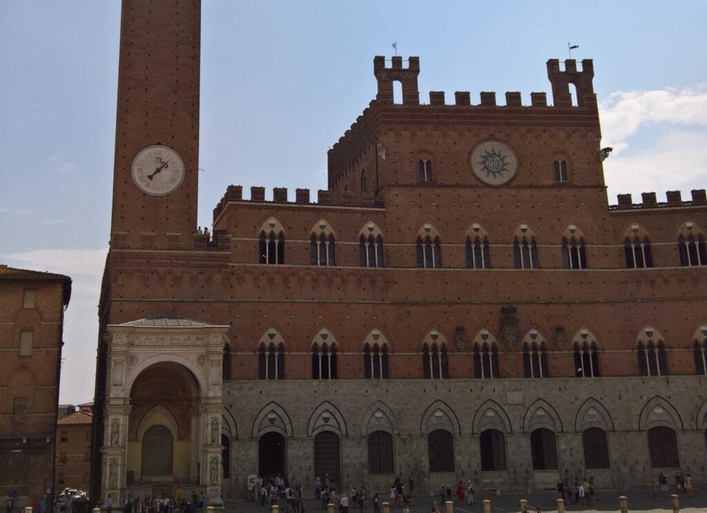 U vagonu gdje se vraćamo sebi, Torre del Mangia i Palazzo Pubblico na trgu Piazza del Campo u Sieni