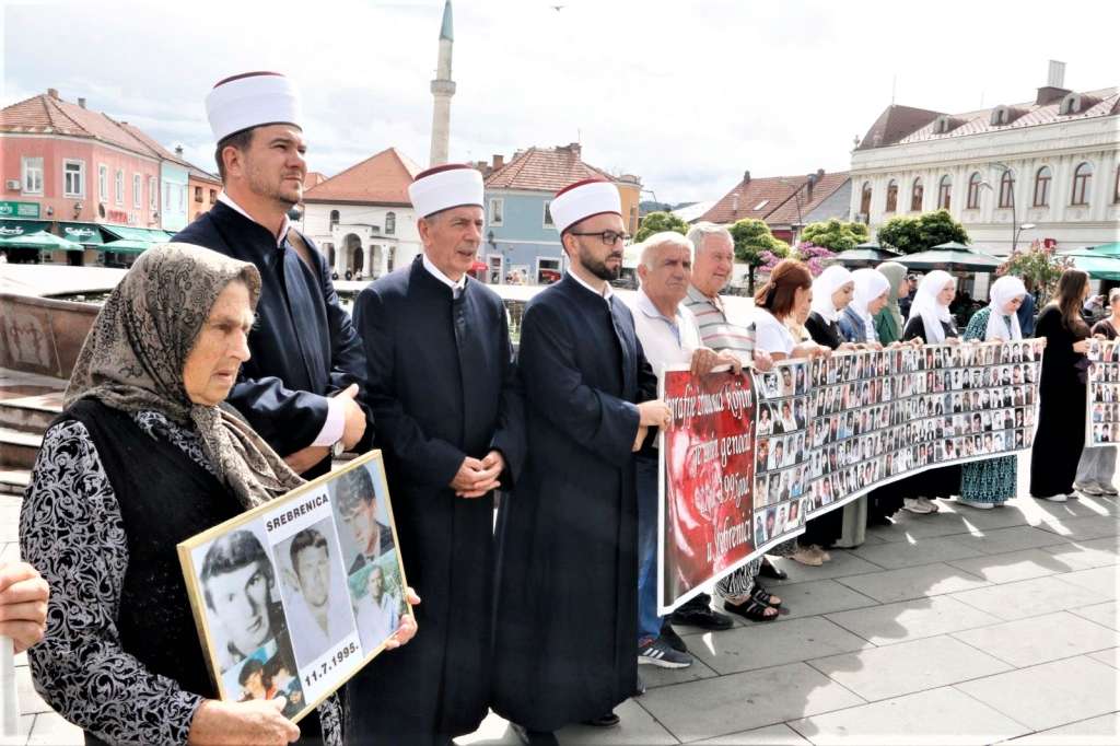 Žene Srebrenice u Tuzli: Bez istine i pravde nema mira