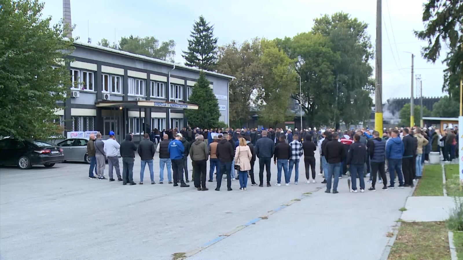 Okupljeni radnici ispred firme GIKIL Lukavac traže isplatu plata i doprinosa
