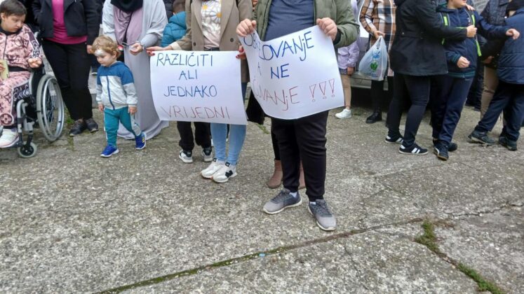 Roditelji djece s autizmom protestovali u Tuzli zbog neadekvatnih uslova obrazovanja