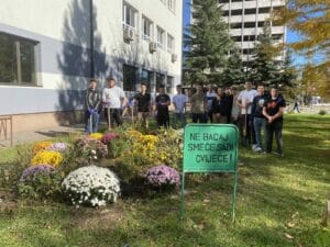 Cvijeće su donirali učenici iz 18 odjeljenja – od prvih do četvrtih razreda.