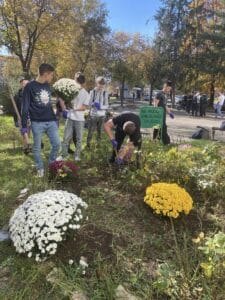 Cvijeće su donirali učenici iz 18 odjeljenja – od prvih do četvrtih razreda.