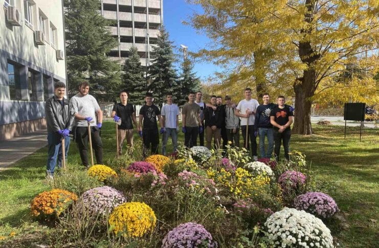 574921017_1490937082546787_8490167089580216434_n Kad se male ruke slože: Učenici Elektrotehničke škole uredili školsko dvorište