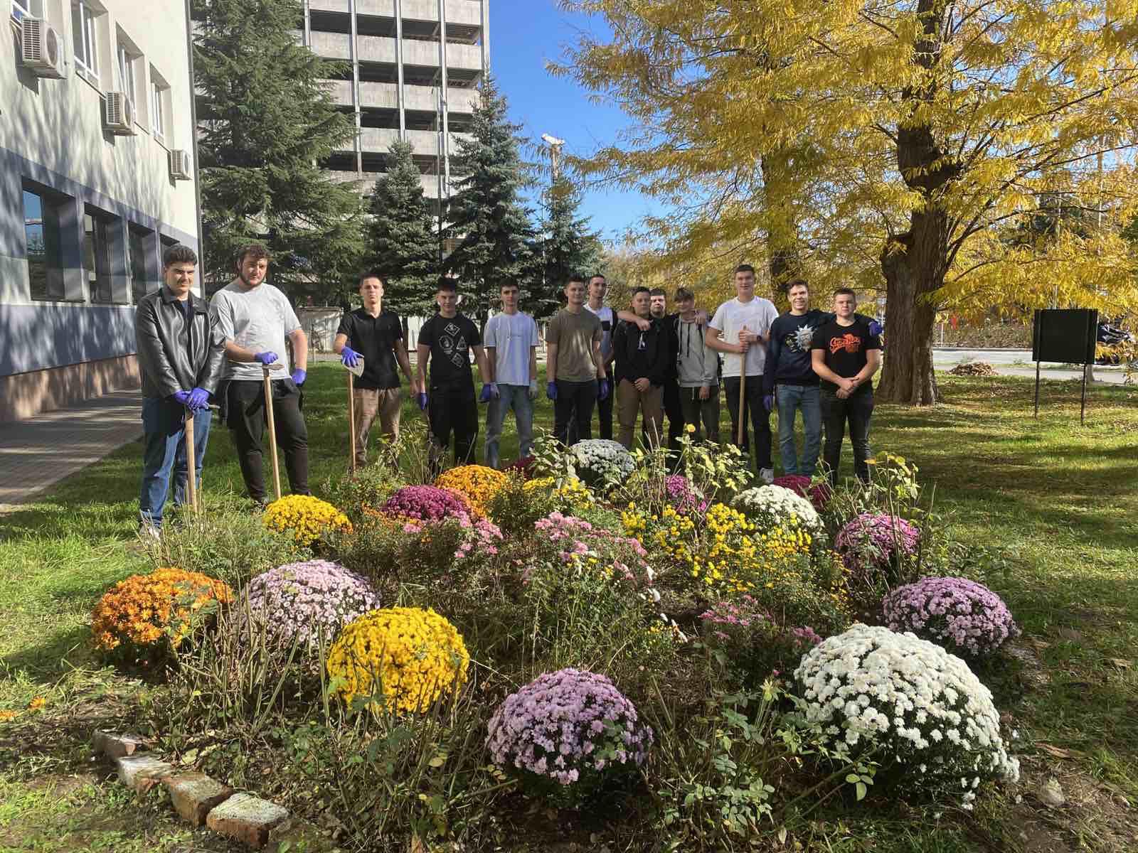 574921017_1490937082546787_8490167089580216434_n Kad se male ruke slože: Učenici Elektrotehničke škole uredili školsko dvorište