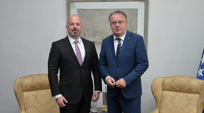 Premijer Nikšić i Ginkel: Fokus sa političkih kriza prebaciti na ekonomski razvoj Premijer Nikšić i Ginkel: Fokus sa političkih kriza prebaciti na ekonomski razvoj