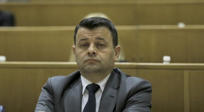 Hurtić razočaran: Borjana Krišto spriječila razmatranje Dana žalosti za Halida Bešlića Hurtić razočaran: Borjana Krišto spriječila razmatranje Dana žalosti za Halida Bešlića