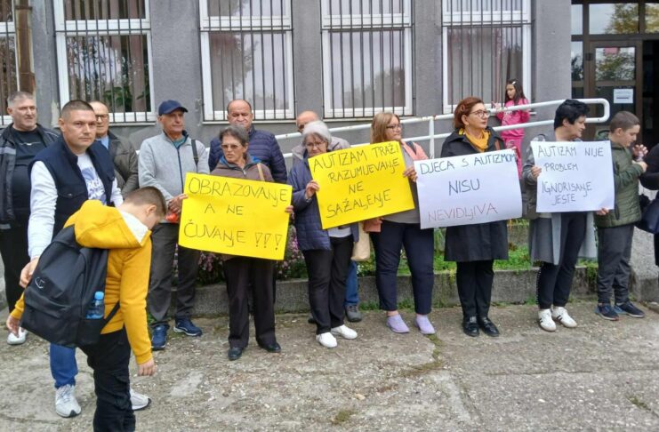 Roditelji djece s autizmom protestovali u Tuzli zbog neadekvatnih uslova obrazovanja