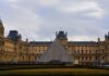 stolen-works-of-art-database-louvre-muzej, Louvre muzej u Parizu, centralna piramida ispred zgrade, simbol mjesta krađe kraljevskog nakita prijavljenog u Stolen Works of Art Database