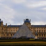 stolen-works-of-art-database-louvre-muzej, Louvre muzej u Parizu, centralna piramida ispred zgrade, simbol mjesta krađe kraljevskog nakita prijavljenog u Stolen Works of Art Database