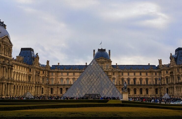stolen-works-of-art-database-louvre-muzej, Louvre muzej u Parizu, centralna piramida ispred zgrade, simbol mjesta krađe kraljevskog nakita prijavljenog u Stolen Works of Art Database