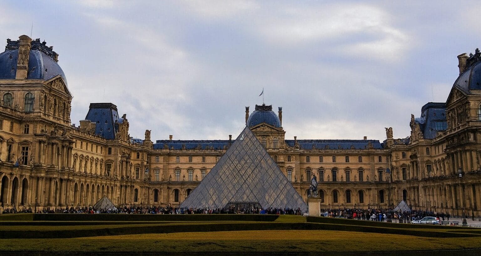 Muzej Louvre stolen-works-of-art-database-louvre-muzej, Louvre muzej u Parizu, centralna piramida ispred zgrade, simbol mjesta krađe kraljevskog nakita prijavljenog u Stolen Works of Art Database