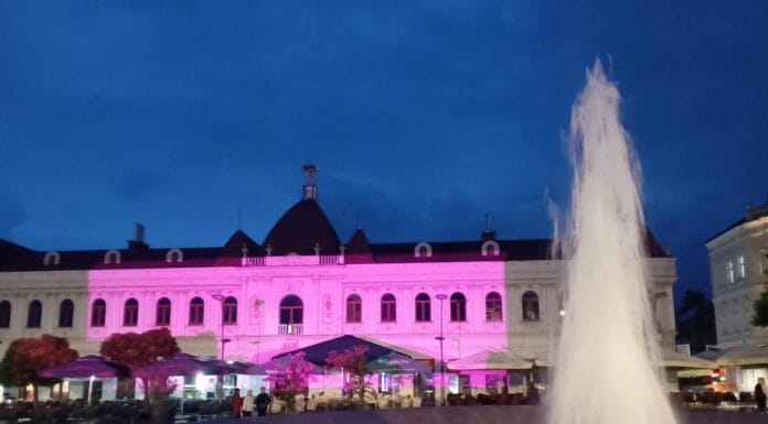 Samopregled dojki, najvažniji korak u brizi o vlastitom zdravlju Zgrada Baroka osvijetljena u ružičasto za mjesec borbe protiv raka dojke