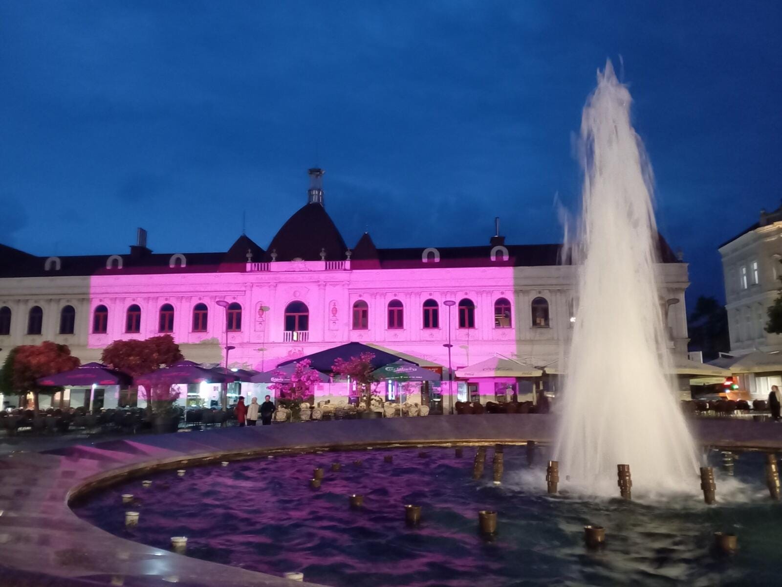 Zgrada Baroka osvijetljena u ružičasto za mjesec borbe protiv raka dojke