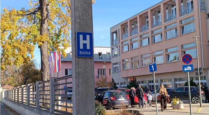 Tragedija kod Novog Sada: Kombi s djecom sletio s puta, jedno dijete poginulo Kombi s djecom sletio s puta, jedno dijete poginulo FOTO: TANJUG/SAŠKA DROBNJAK