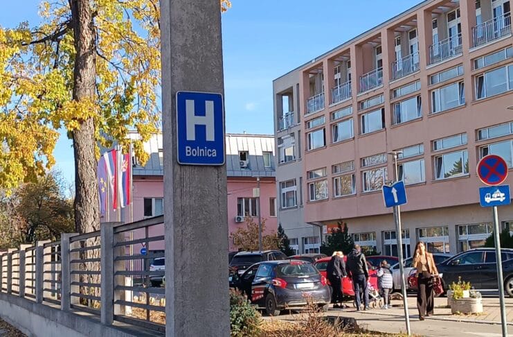 DEÈJA BOLNICA Kombi s djecom sletio s puta, jedno dijete poginulo FOTO: TANJUG/SAŠKA DROBNJAK