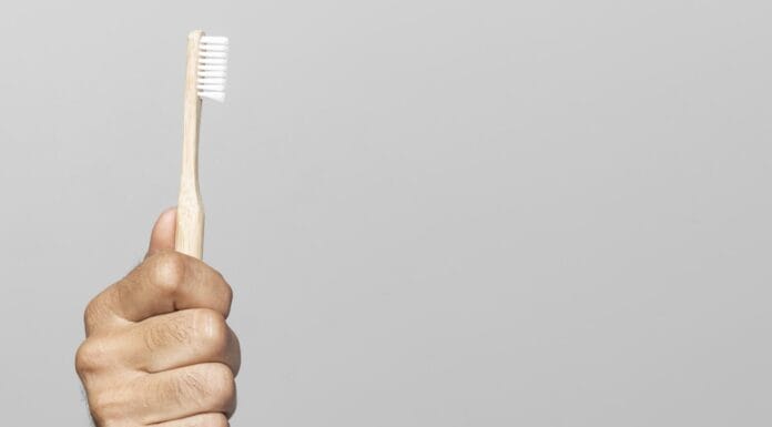 Zašto bi trebali čistiti svoju četkicu za zube češće? Zašto bi trebali čistiti svoju četkicu za zube češće