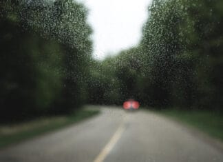 Stanje na cestama: Mokri kolovozi i usporen saobraćaj na više dionica