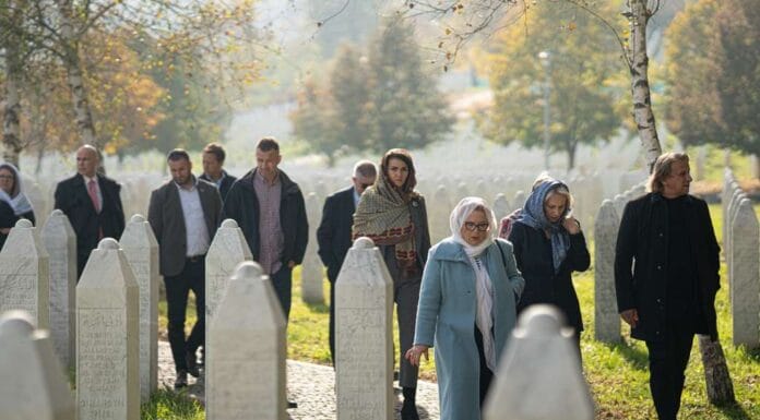 Mioković i delegacija Parlamenta FBiH posjetili Potočare Delegacija Parlamenta Federacije BiH, predvođena predsjedavajućim Predstavničkog doma Parlamenta FBiH Draganom Miokovićem posjetila je Memorijalni centar Srebrenica