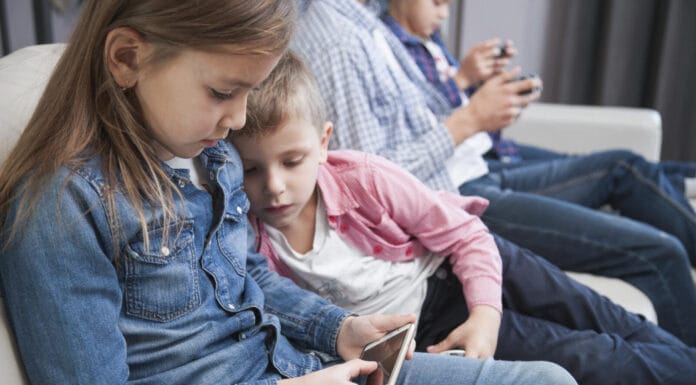 Upozorenje za roditelje: Djeca u BiH sve češće pate zbog prekomjernog korištenja telefona