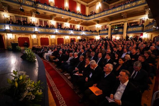 Komemoracija povodom smrti legendarnog pjevača Halida Bešlića, koji je preminuo u 72. godini života, održana je u Narodnom pozorištu Sarajevo.