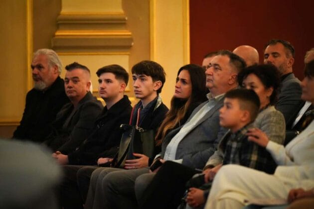Komemoracija povodom smrti legendarnog pjevača Halida Bešlića, koji je preminuo u 72. godini života, održana je u Narodnom pozorištu Sarajevo.