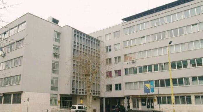 Pritvor zatražen za muškarca osumnjičenog za nanošenje teških povreda očuhu u Tuzli