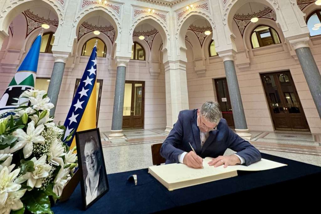 knjiga zalosti za halida Otvorena knjiga žalosti zbog smrti Halida Bešlića