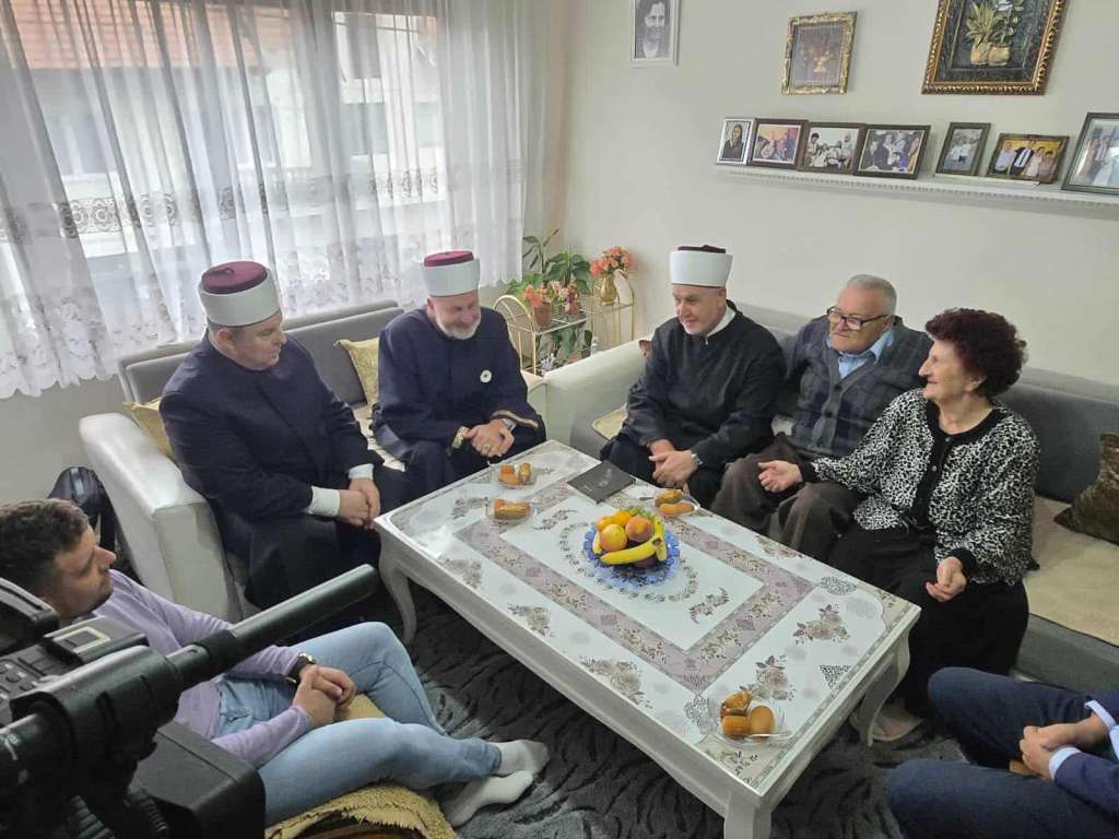 l_9d28fe3c97079d0ae8e571f6b082a4ab Reisu-l-ulema posjetio porodicu koja je usvojila dječaka rođenog iz ratnog silovanja