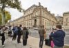 Prozor kroz koji su lopovi ušli u Louvre postao nova turistička atrakcija