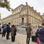 Prozor kroz koji su lopovi ušli u Louvre postao nova turistička atrakcija