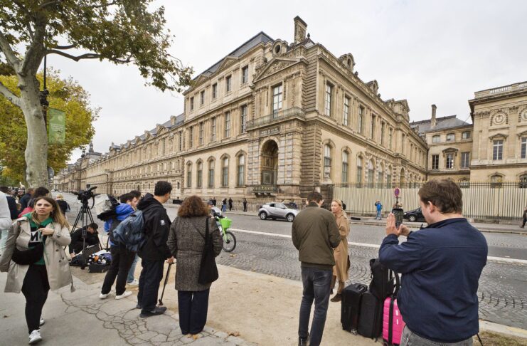 Prozor kroz koji su lopovi ušli u Louvre postao nova turistička atrakcija