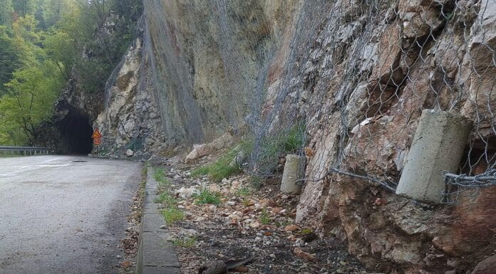 Oprez na putevima: Mokar kolovoz, odroni i magla širom zemlje