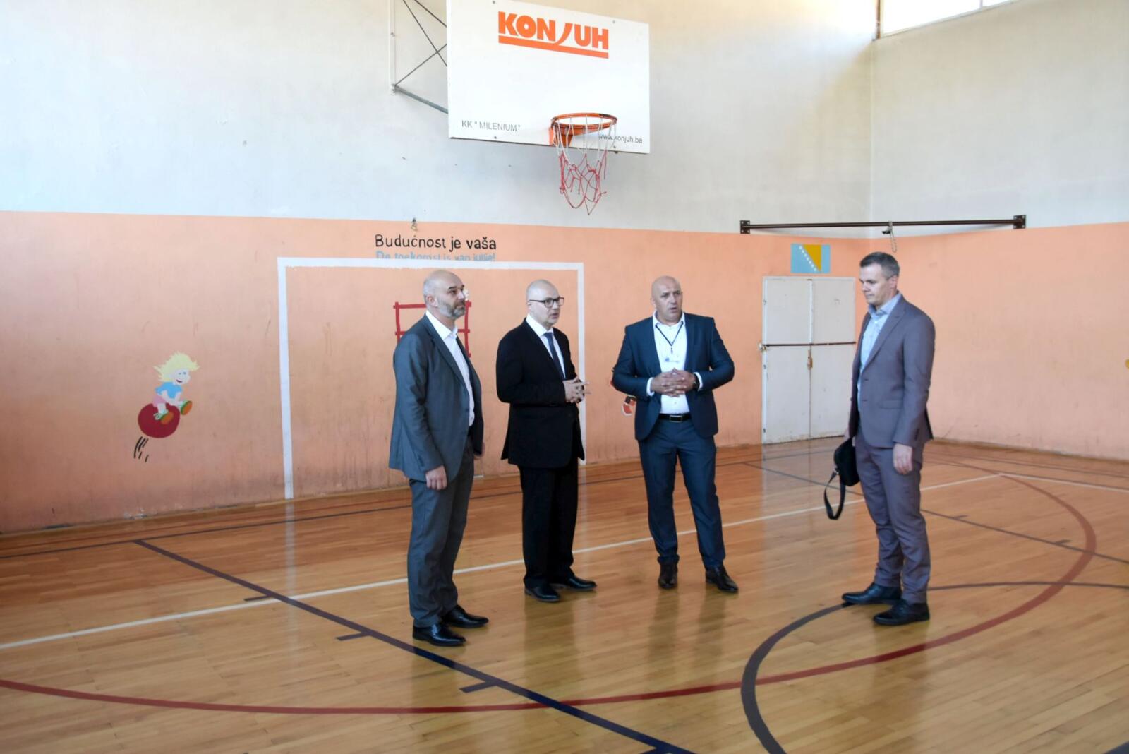 Osnovna škola „Dubrave“ u utorak je svečano otvorila obnovljeni školski sportski poligon, koji je u potpunosti saniran sredstvima Vlade Tuzlanskog kantona u iznosu od 99.100 KM.