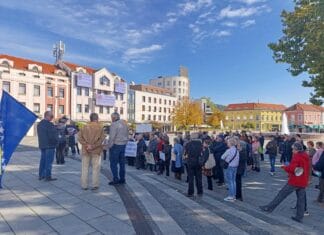 Penzioneri na Trgu slobode upozorili na težak položaj i traže hitno povećanje penzija