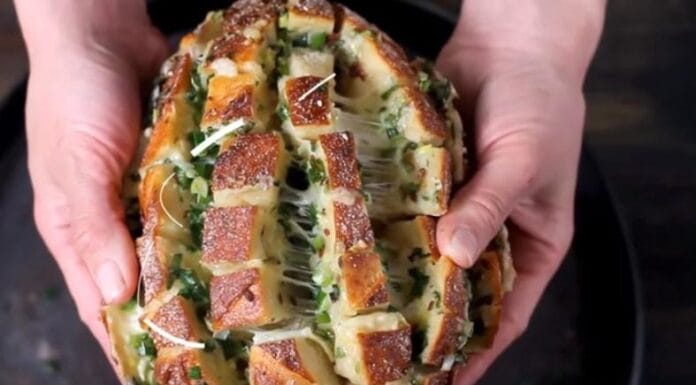 Neodoljivi miris doma: Punjeni kruh s maslacem, češnjakom i sirom