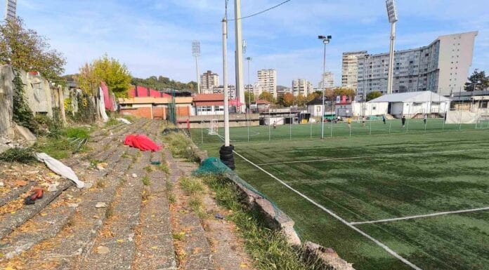 Tuzla ulaže u sport – počeli radovi na pomoćnom stadionu Tušanj Na pomoćnom stadionu Tušanj počeli su radovi na sanaciji i modernizaciji, što predstavlja novo ulaganje Grada Tuzle u sport i bolje uslove za mlade sportiste.