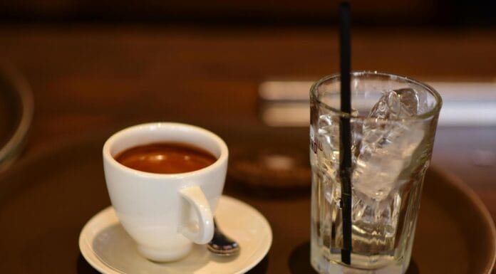 Da li znate zašto, u kafiću, uz kafu dobijete čašu vode?