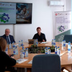 U Bosni i Hercegovini se radi na unapređenju i uvođenju dualnog obrazovanja, s posebnim fokusom na srednje stručne škole u nekoliko kantona, uključujući Tuzlanski