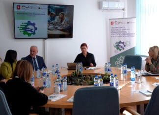 GIZ i kantonalne privredne komore pomažu razvoj dualnog obrazovanja U Bosni i Hercegovini se radi na unapređenju i uvođenju dualnog obrazovanja, s posebnim fokusom na srednje stručne škole u nekoliko kantona, uključujući Tuzlanski