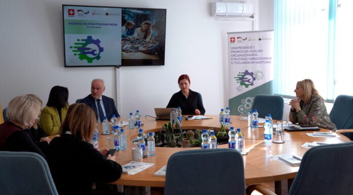 U Bosni i Hercegovini se radi na unapređenju i uvođenju dualnog obrazovanja, s posebnim fokusom na srednje stručne škole u nekoliko kantona, uključujući Tuzlanski