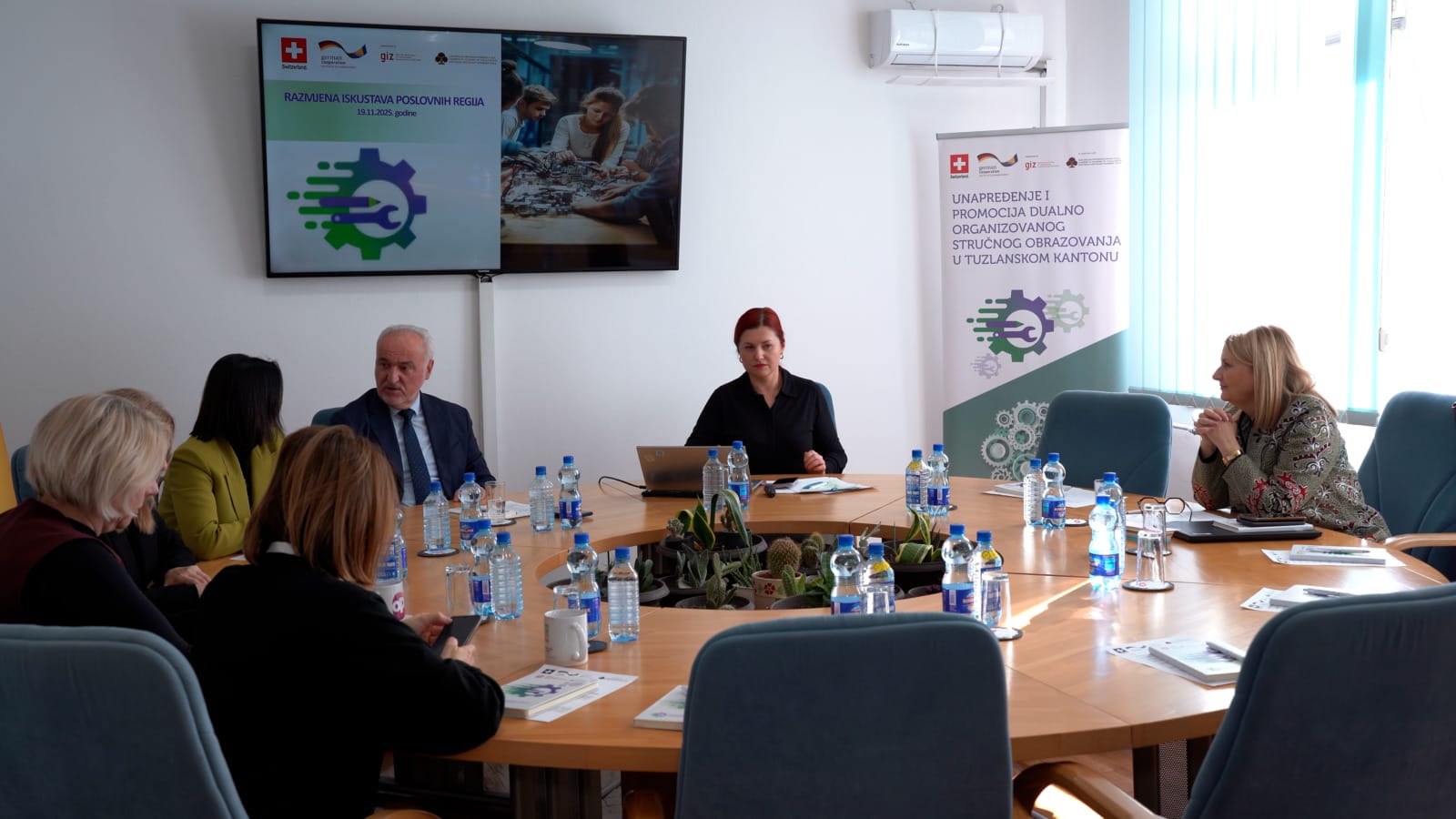 U Bosni i Hercegovini se radi na unapređenju i uvođenju dualnog obrazovanja, s posebnim fokusom na srednje stručne škole u nekoliko kantona, uključujući Tuzlanski